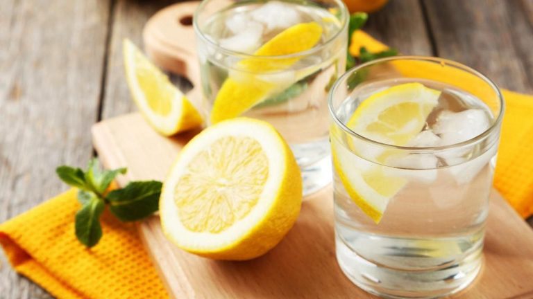 Θα βοηθήσει το νερό με λεμόνι στην απώλεια βάρους;